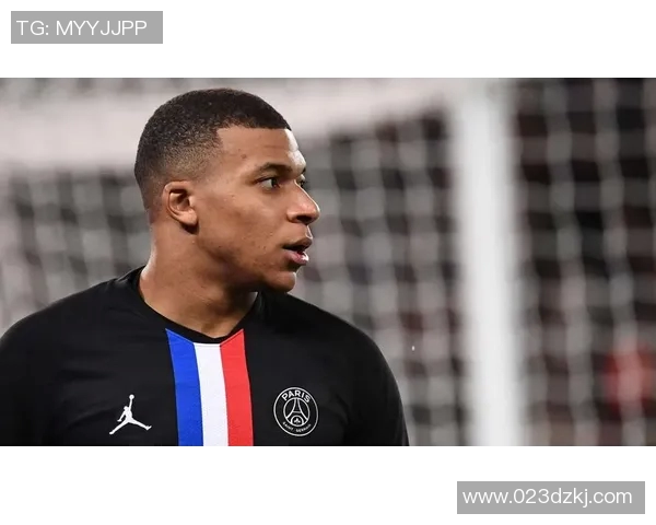 足球明星侧脸艺术画作展现女性魅力与运动精神的完美结合